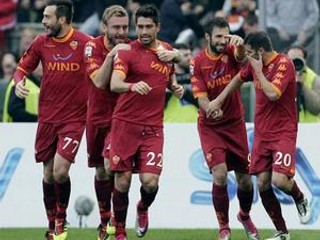Futbalisti AS Rím vyhrali 2:0 nad mestským rivalom Laziom.