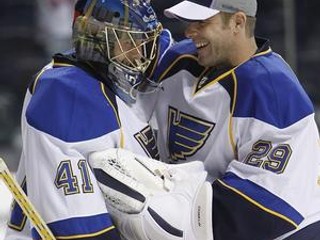 Brankári St. Louis Blues Jaroslav Halák (vľavo) a Ty Conklin.