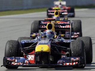 Red Bull vraj dá obom jazdcom rovnakú šancu. Majstrom totiž môže byť Mark Webber i Sebastian Vettel.