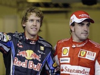 Vettel (vľavo) a Alonso