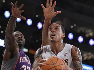 Matt Barnes (vpravo) z LA Lakers v súboji s Jasonom Richardsonom z Phoenixu.