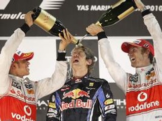 Sebastian Vettel na stupňoch víťazov s predošlými majstrami sveta F1 Lewisom Hamiltonom (vľavo) a Jensonom Buttonom.