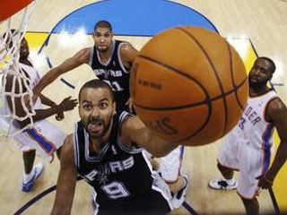 Tony Parker zo San Antonia Spurs v zápase s Oklahoma City.