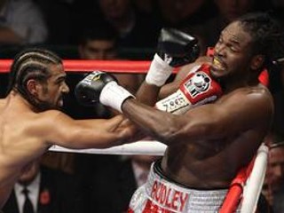 David Haye (vľavo) v súboji s Harrisonom.