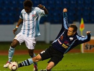 Mamadou Bagayoko zo Slovana sa snaží prejsť cez Michala Áča z Nitry.