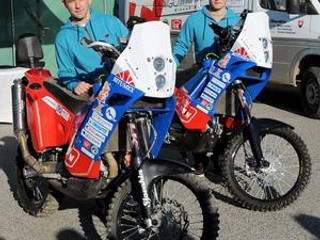 Radek Matoška (vľavo) a Štefan Svitko zajtra naložia motorky vo Francúzsku na cestu do Južnej Ameriky.