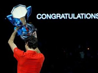 Roger Federer s víťaznou trofejou z londýnskeho Turnaja majstrov.