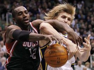 Hráč Milwaukee Bucks Luc Richard Mbah a Moute (12) v súboji o loptu s Andrejom Kirilenkom (vpravo) z tímu Utah Jazz.