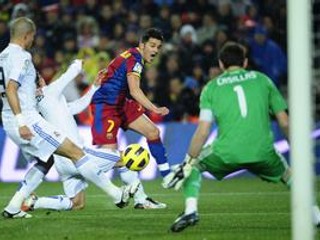 David Villa (v strede) strieľa na Ikera Casillasa.