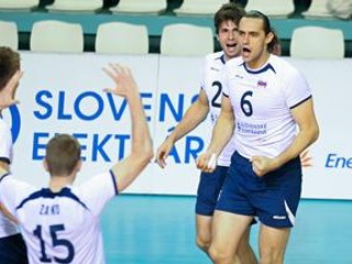 Jozef Piovarči (vpravo) a Peter Michalovič v dueli Európskej ligy.