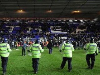 Birminghamské derby pokazilo vyčíňanie fanúšikov