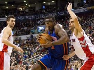 Amaré Stoudemire (v strede) v zápase s Torontom.