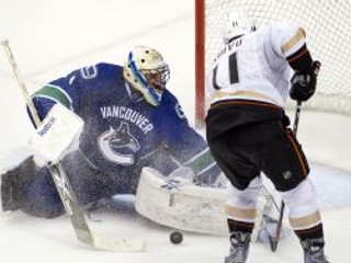 Útočník Anaheimu Ducks Saku Koivu pri pokuse, ktorý skončil na gólmanovi Vancouvru Canucks Robertovi Luongovi.