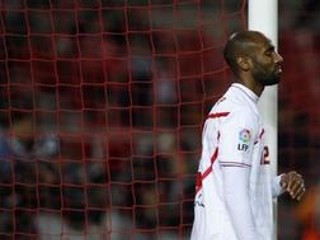 Útočník FC Sevilla Frederic Kanouté nepremenil penaltu v zápase proti Almeríi.