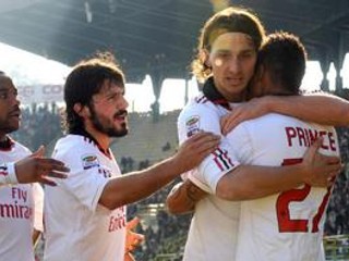 Futbalisti AC Miláno oslavujú gól do brány Bologne.