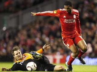 Ryan Babel (vpravo) z Liverpoolu v súboji s Michaelom Silberbauerom z Utrechtu.