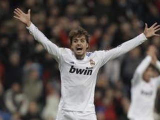 Pedro León oslavuje gól Ángela di Maríu do siete Sevilly.