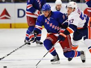 Marián Gáborík (vľavo) a Blake Comeau z NY Islanders.