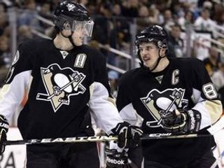 Spoluhráči z Pittsburghu Penguins Sidney Crosby (vpravo) a Jevgenij Malkin.