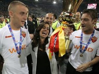 Rosella Sensiová spolu s Francescom Tottim (vpravo) a Danielem De Rossim.