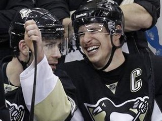 Sidney Crosby (vpravo) a Pascal Dupuis.