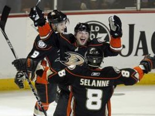 Slovenský obranca Ľubomír Višňovský z Anaheimu Ducks sa teší zo svojho gólu so spoluhráčom Temmum Selannem počas zápasu zámorskej NHL proti Philadelphii Flyers.