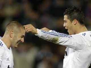 Karim Benzema (vľavo) a Cristiano Ronaldo oslavujú gól do siete Getafe.