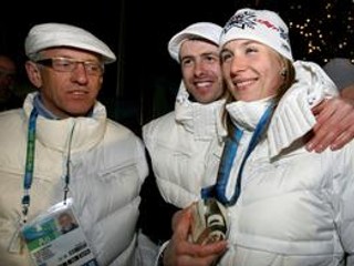 Anastasia Kuzminová s bývalým trénerom Jurajom Sanitrom (vľavo). V strede je jej manžel Daniel Kuzmin.