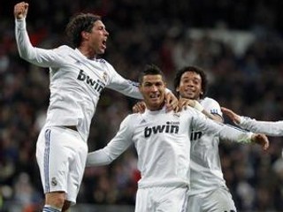 Cristiano Ronaldo oslavuje hetrik so spoluhráčmi.