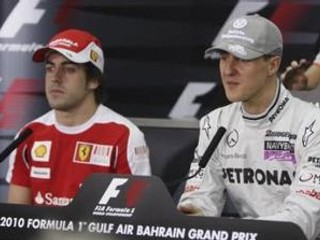 Fernando Alonso (vľavo) a Michael Schumacher.