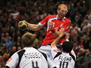 Poľská spojka Karol Bielecki oslepol na jedno oko po nešťastnom zákroku. Proti slovenským  hádzanárom nastúpi so špeciálnymi okuliarmi.