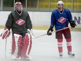 Keď Dominik Hašek v roku 1983 po prvý raz chytal za Československo na majstrovstvách sveta, Juraj Mikúš ešte nebol na svete. Dnes sú spoluhráčmi v KHL.