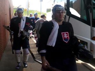 Juraj Kolník (vpravo) a Peter Podhradský (vľavo) vystupujú z autobusu po príchode z tréningu reprezentácie.
