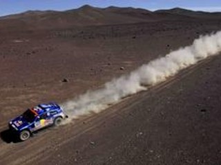 Katarský automobilový jazdec na Volkswagene Nasser Al-Attiyah a jeho nemecký spolujazdec Timo Gottschalk.