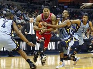Rozohrávač Chicaga Derrick Rose doviedol oslabených Bulls k výhre v Memphise.