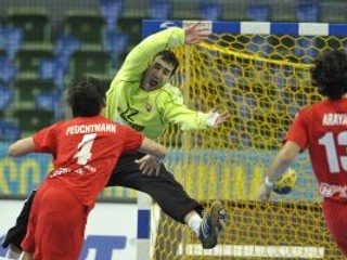 Richard Štochl podal v bráne Slovenska výborný výkon, bol však sám a tak hádzanári neporazili ani juhoamerického nováčika.