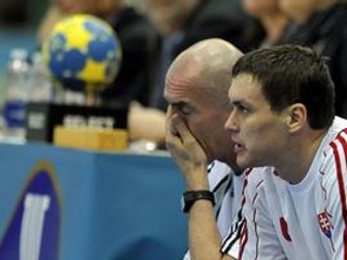 Tréner slovenských hádzanárov Zoltán Heister (vľavo) a Peter Kukučka.