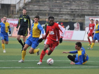 Fanendo Adi upútal trénera Ajaxu Amsterdam