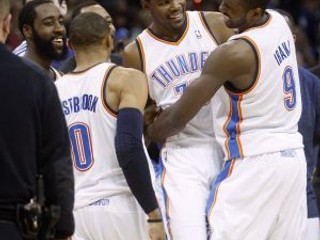 Kevin Durant (v strede)