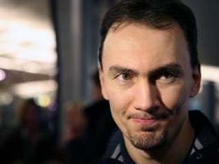 Miroslav Šatan oprášil vo svojom novom klube ruštinu zo základnej a strednej školy. „Trénerom a spoluhráčom rozumiem tak na osemdesiat percent a pomaly sa púšťam do konverzácie. Zlepšujem sa zo dňa na deň,“ vraví.