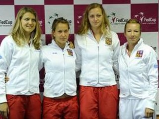Na snímke český fedcupový tenisový tím, zľava Lucie Šafářová, Barbora Záhlavová-Strýcová, Petra Kvitová a Květa Peschkeová pózuje po tlačovej konferencii pred víkendovým zápasom 1. kola svetovej skupiny Pohára federácie proti Slovensku 2. februára 2011 v