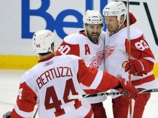 Johan Franzen (vpravo) oslavuje jeden zo svojich gólov.