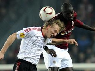 Leony Kweuke (vpravo) proti Dirkovi Kuytovi.