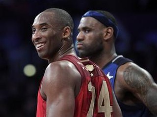 Súboj Kobeho Bryanta s LeBronom Jamesom bol hlavným lákadlom 60. Zápasu hviezd.