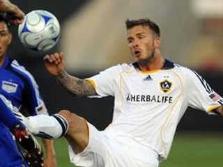 V MLS hráva aj David Beckham (v bielom).