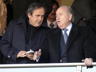 Šéf UEFA Michel Platini (vľavo) v rozhovore s prezidentom FIFA Seppom Blatterom,