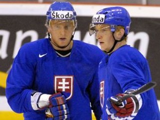 Marcel Hossa (vpravo) hral s Mariánom na dvoch majstrovstvách sveta i na dvoch olympiádach. V minulej sezóne vybojoval Marián s Chicagom v NHL Stanley Cup a Marcel, útočník Rigy, sa stal najlepším strelcom KHL.