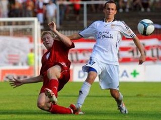 Na snímke Tomáš Hučko z Dukly Banská Bystrica (vľavo) a Tomáš Lenárth z DAC Dunajská Streda.