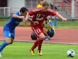 Hráč Banskej Bystrice Vratislav Gajdoš a hráč gruzínskeho Zestafoni Irakli Dzaria (vľavo).