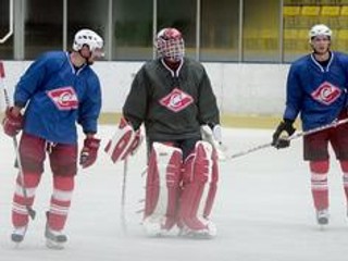 Brankár Dominik Hašek na tréningu Spartaka v Havlíčkovom Brode so Slovákmi Jaroslavom Obšutom (vľavo) a Jurajom Mikúšom.